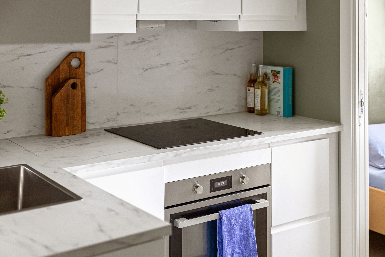 Integrerte hvitevarer som stekeovn, induksjonstopp og oppvaskmaskin Galleribilde