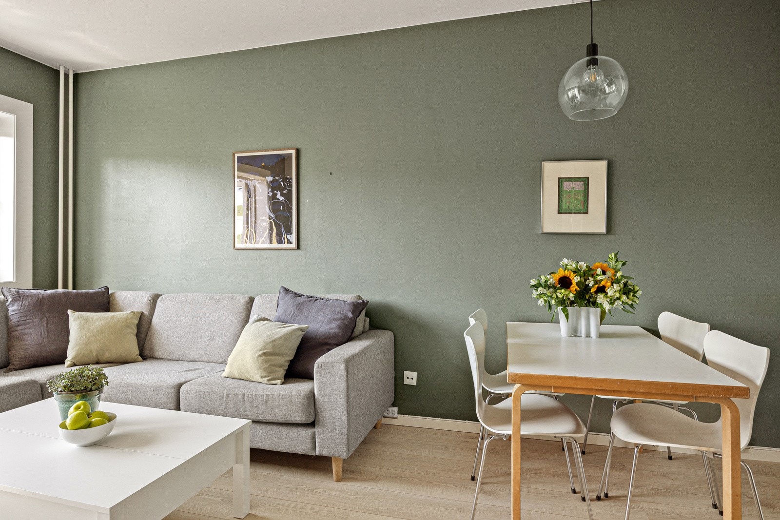 Lys 1-stav laminat på gulv og malte overflater Galleribilde