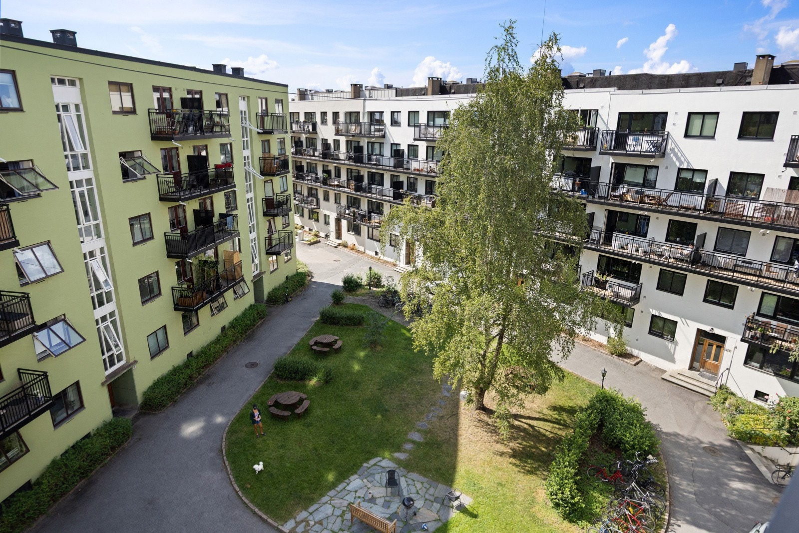 Leiligheten er i sin helhet vendt ut mot rolig og hyggelig fellesareal Galleribilde