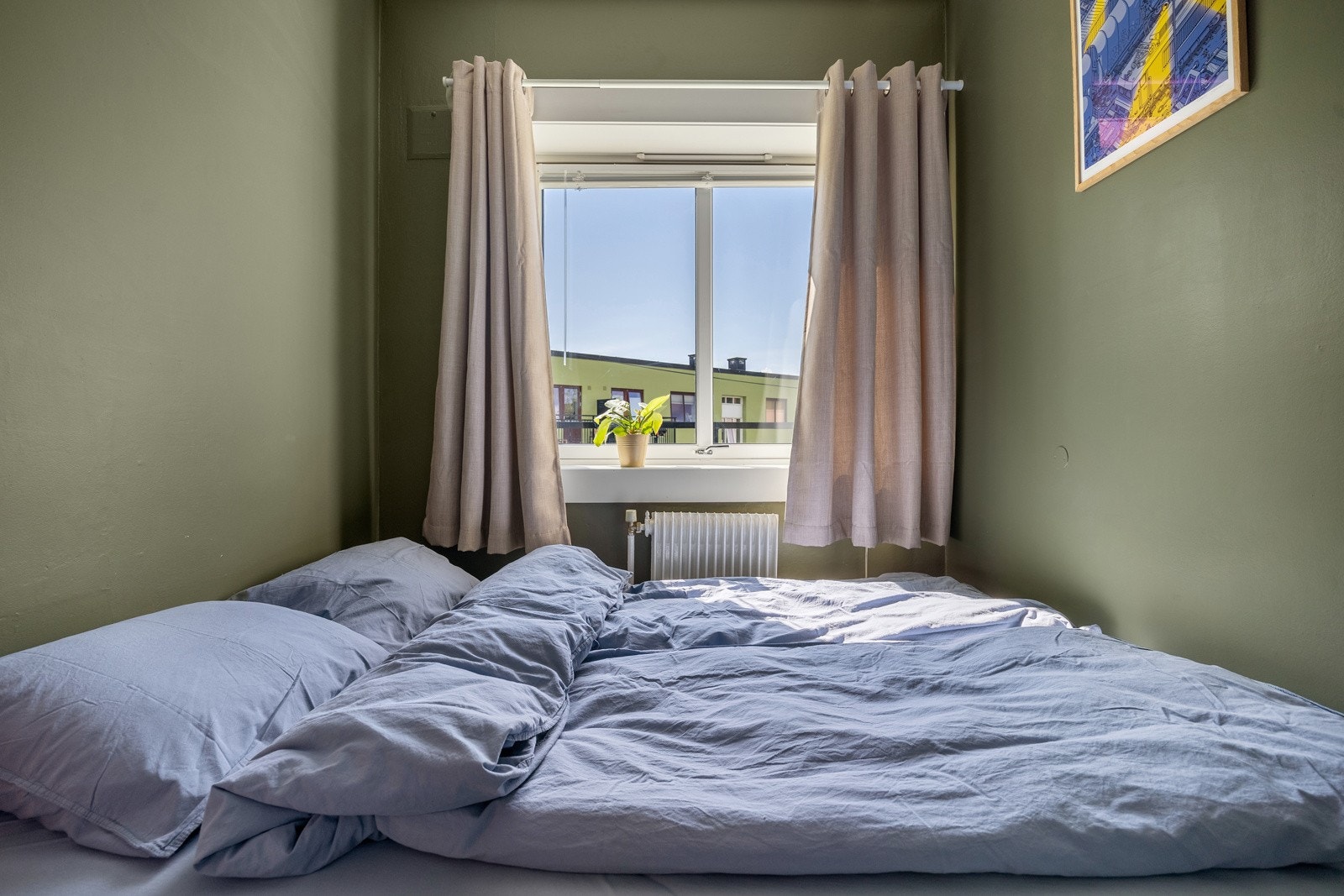 Fint soverom med plass til seng og nattbord Galleribilde