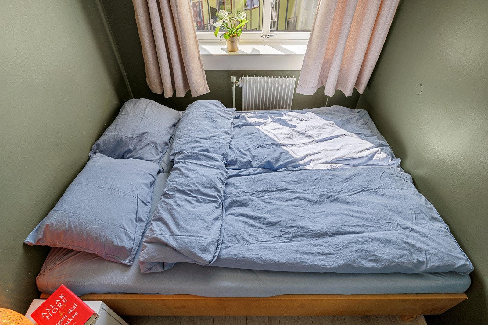 Fint soverom med plass til seng og nattbord Galleribilde