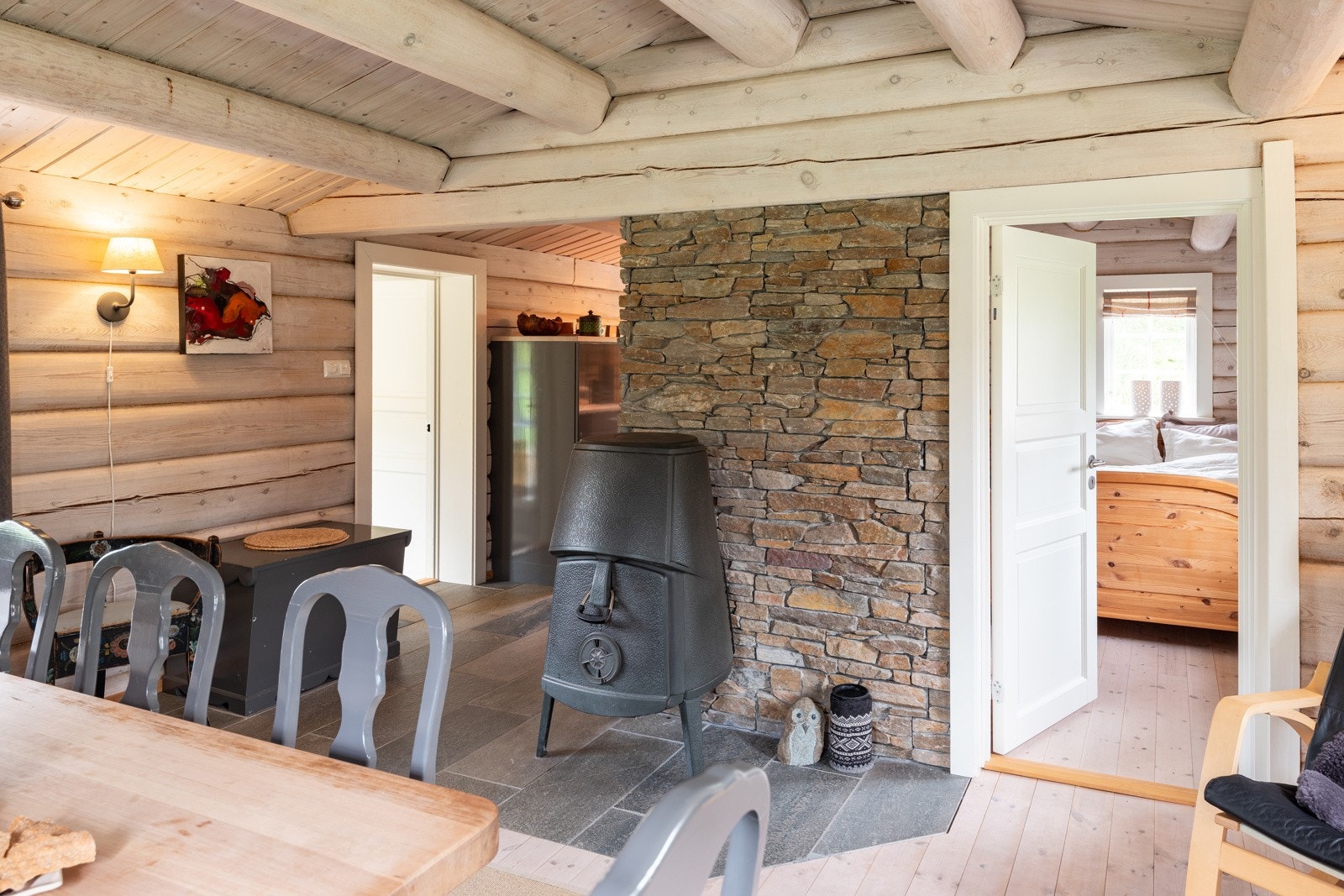 Fra spisestue er det åpen del til kjøkken og ett av hyttas soverom ligger her. Galleribilde