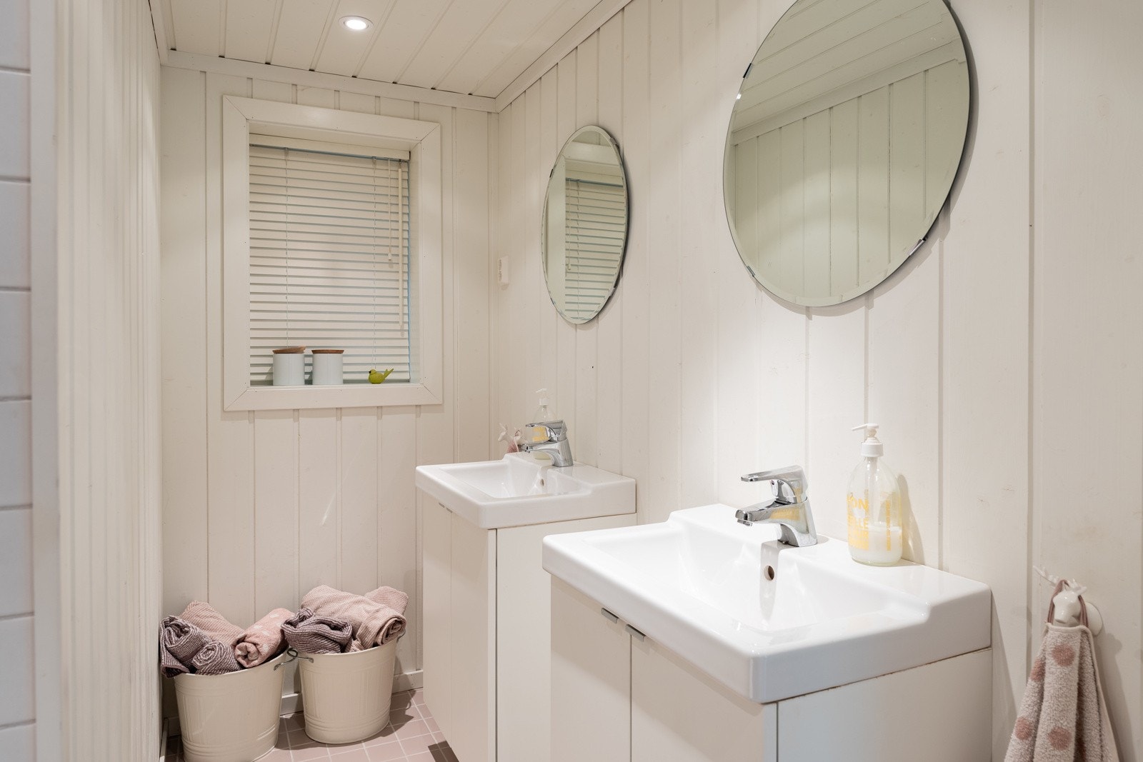 Badet er i nydelen fra ca. 2010, og er innredet med vegghengt toalett, dusjvegger av glass, og servant med underskap fra IKEA. Galleribilde