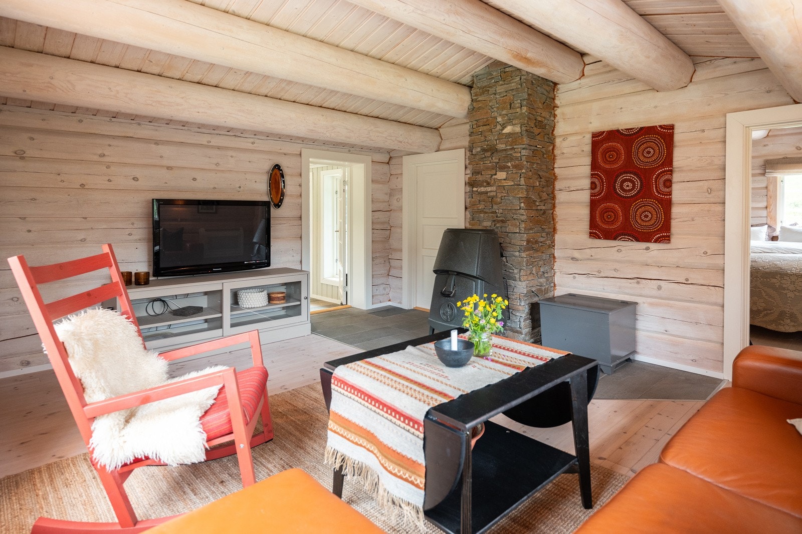 Vedovn fra Jøtul og varmepumpe fra Fujitsu. Sammen gir dette en god temperatur året rundt. Stuen har hvitlakkert siljan furugulv, samt tømmervegger behandlet med hvitvask. Galleribilde