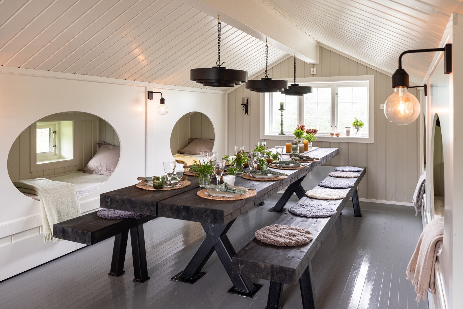 Over garasjen er det etablert et stort og flott rom som brukes som både selskapslokale, spisestue og det er innebygget sengeplasser som gjør at det også er en flott sovesal med 6 senger. Galleribilde