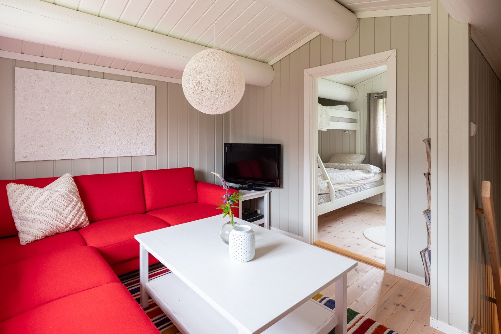 Praktisk loftstue med rikelig av plass til sofagruppe. Et rom med flere bruksmuligheter etter hva man ønsker og hva har behov for. Her kan tenåringen trekke seg tilbake, eller en perfekt gjesteavdeling. Galleribilde