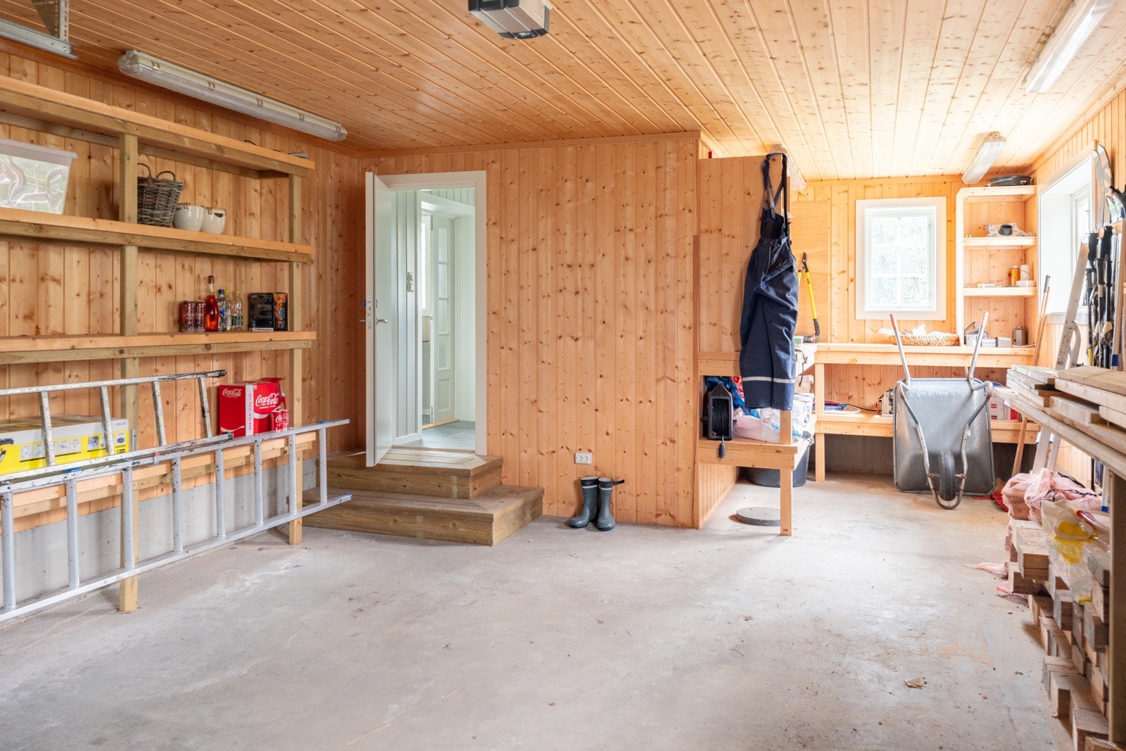 Ved inngang har man en praktisk garasje innbygget. Med mulighet for å gå rett inn i hytta. Galleribilde