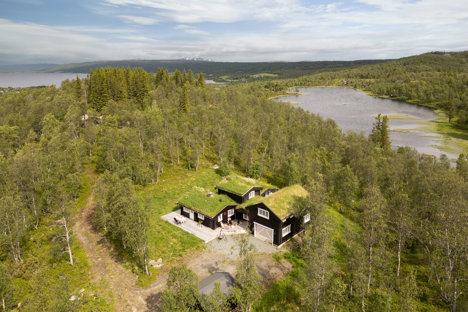 I området kan man nyte vakker natur med helårs turterreng like utenfor hytteveggen, skiløyper like ved hvor man normalt bare kan ta på skiene like utenfor hytta og gå til løypa, i tillegg er det kort vei ned til sjøen. Galleribilde