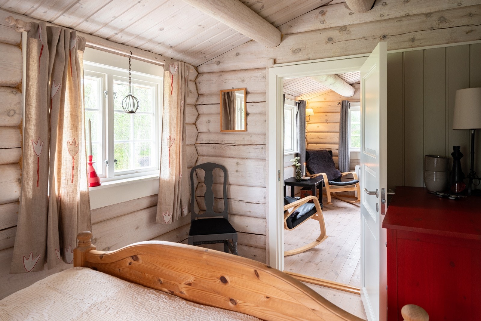 Hytten har 3 soverom i 1. etasjen som måles til 8,7 kvm, 8,5 kvm og 6,6 kvm. Galleribilde