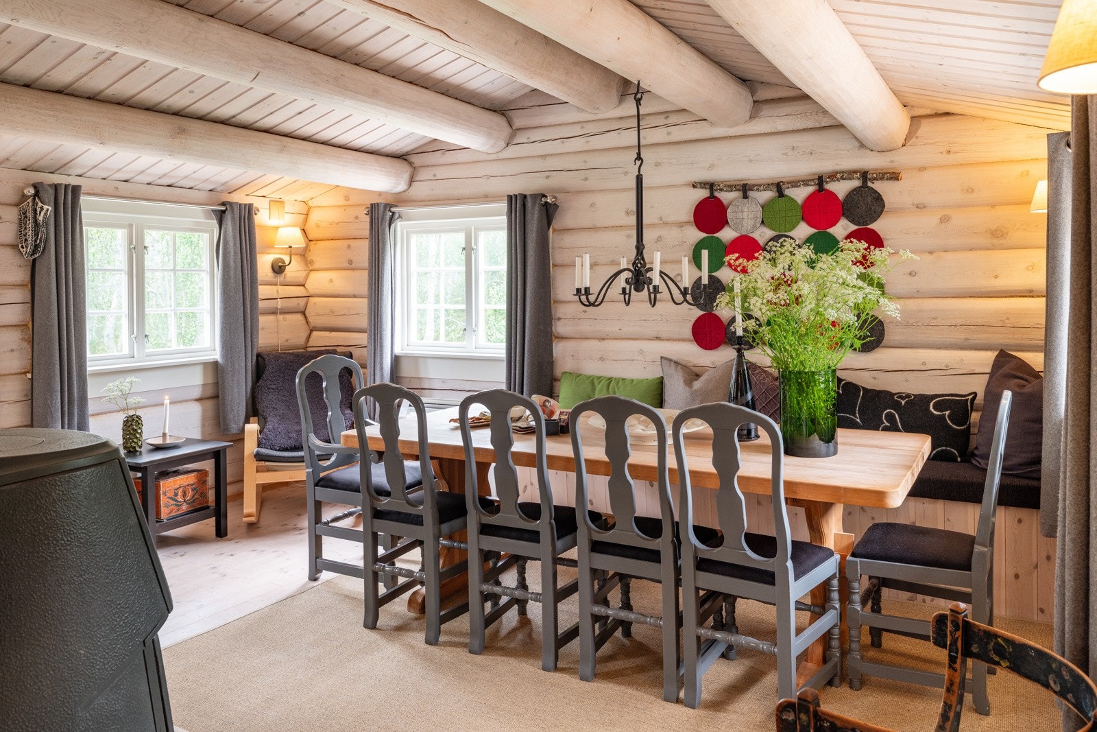 Romslig spisestue med rikelig av plass til stor spisegruppe. Galleribilde