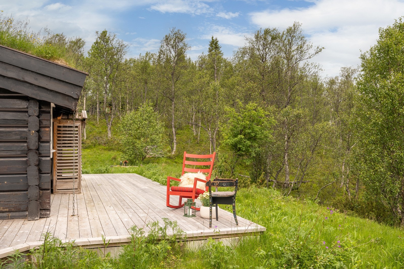 Stugudalen kan man oppleve et rikt tilbud på fasiliteter og servicefunksjoner sommer som vinter. Verdt å nevne er blant annet gode jakt- og fiskemuligheter og godt bær- og soppterreng på høsten, alpinbakke og milevis med preparerte skiløyper på vinteren. Galleribilde