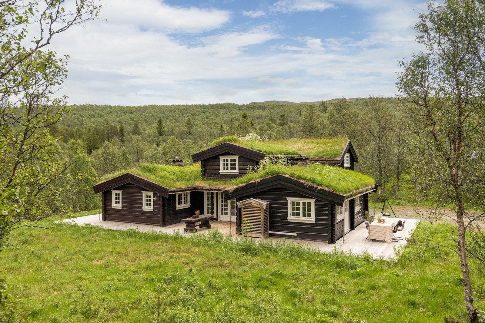 Hytta er flott beliggende i attraktive Stillhåhaugen hyttefelt. Et fint etablert felt med både nyere og eldre hytter. Hytta ligger i et felt hvor det er god avstand mellom tomtene, og ligger meget fint til i en blindvei. Hytten ligger i nærhet ti Galleribilde