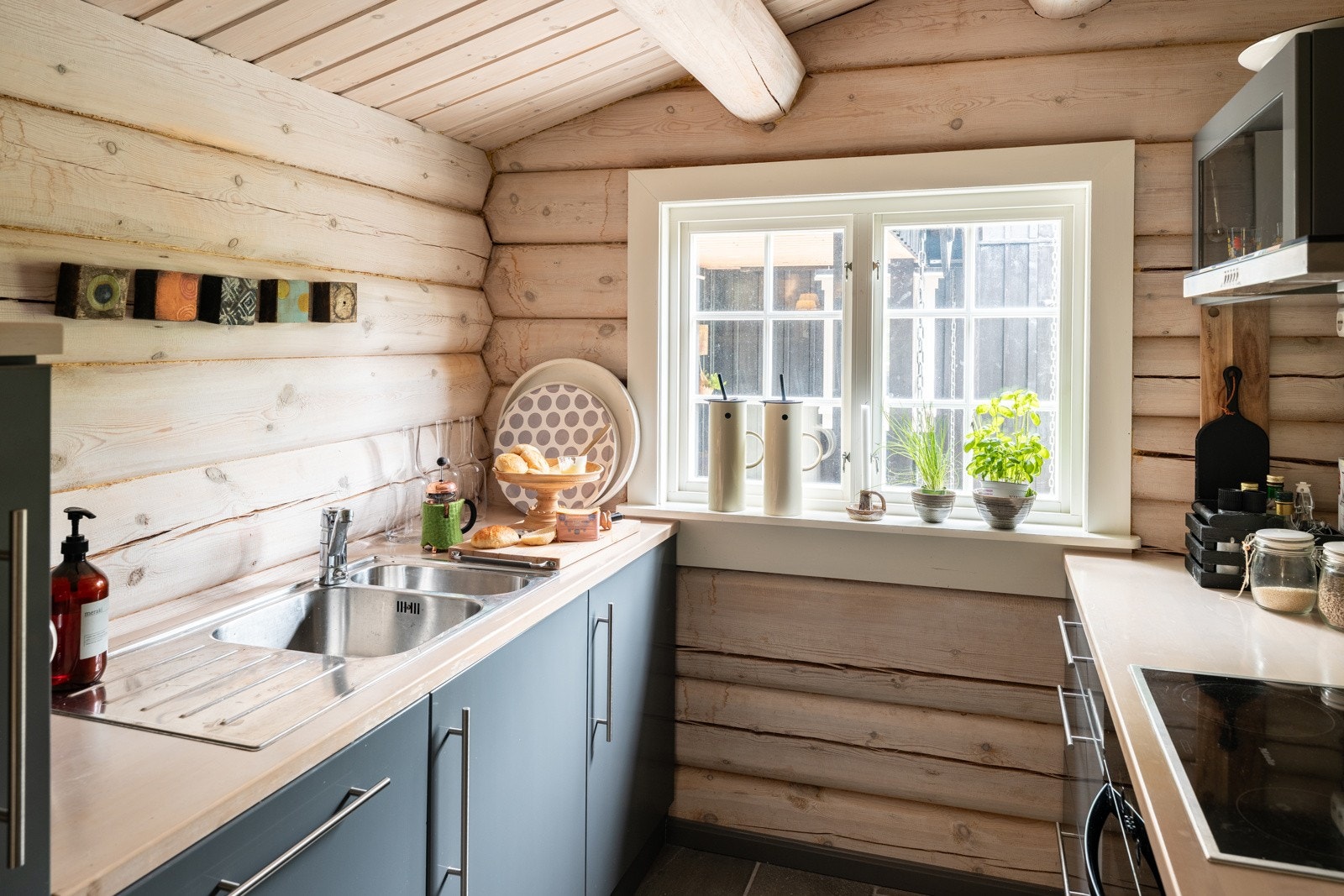 Av integrerte hvitevarer er det kjøleskap og oppvaskmaskin fra IKEA, samt platetopp og komfyr fra Miele. Gulv med varmekabler. Kjøkkenet får TG1 av takstmann. Galleribilde