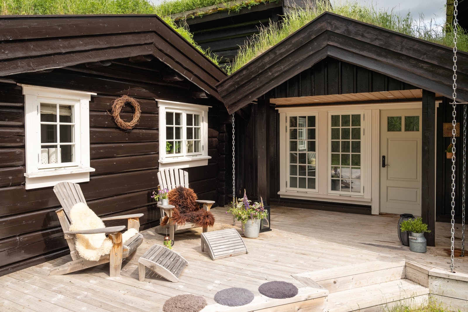 Herlige uteplasser hvor man kan flytte seg etter sola. Galleribilde