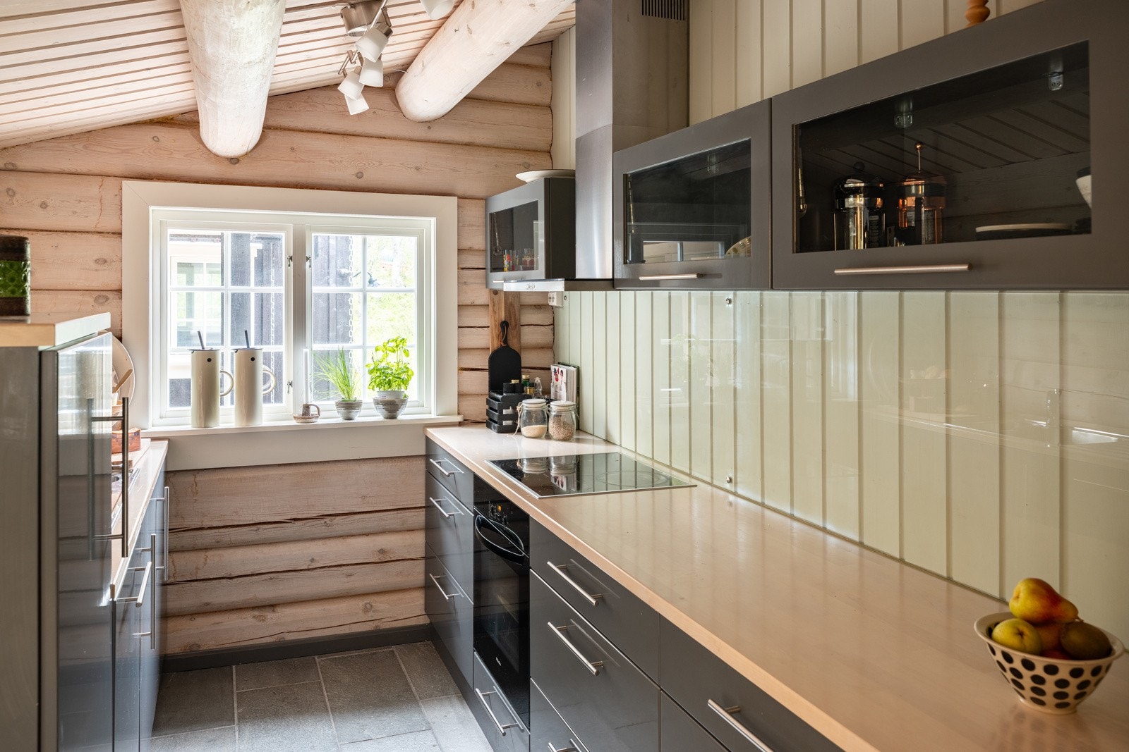 Flott kjøkken i heltre fra Brovold møbeldesign, med godt med skap- og benkeplass. Galleribilde