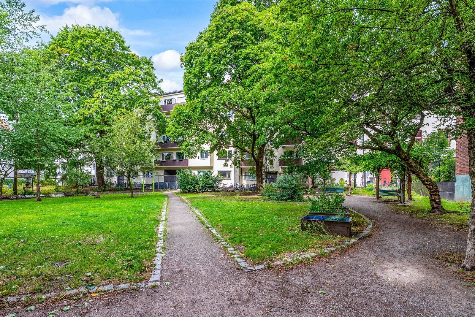 Hyggelig park rett ved boligen. Boligen i sin helhet vender ut mot denne fine og frodige parken. Galleribilde