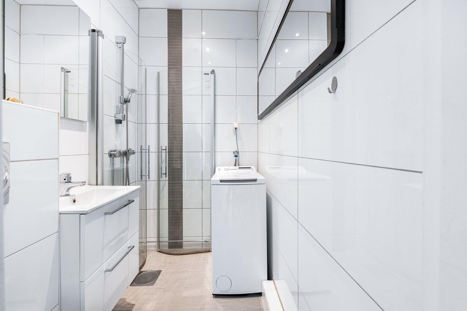 Badet er fra 2008 med flislagte overflater, gulvvarme, downlights i taket og opplegg for vaskemaskin. Vaskemaskinen medfølger ved salg. Det er også fellesvaskeri for beboerne i u.etg. Galleribilde