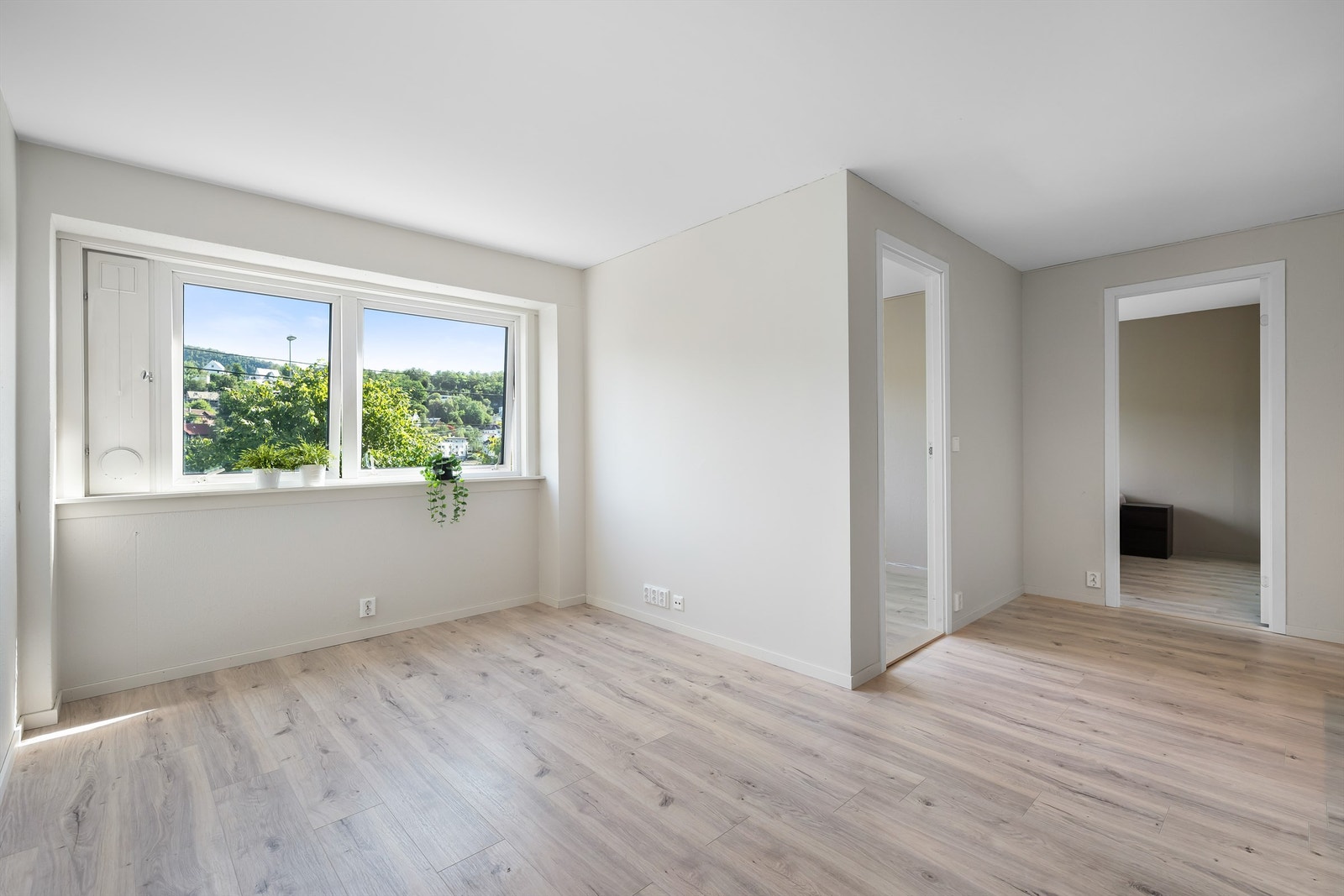 Leiligheten har lyse og moderne overflater. Galleribilde