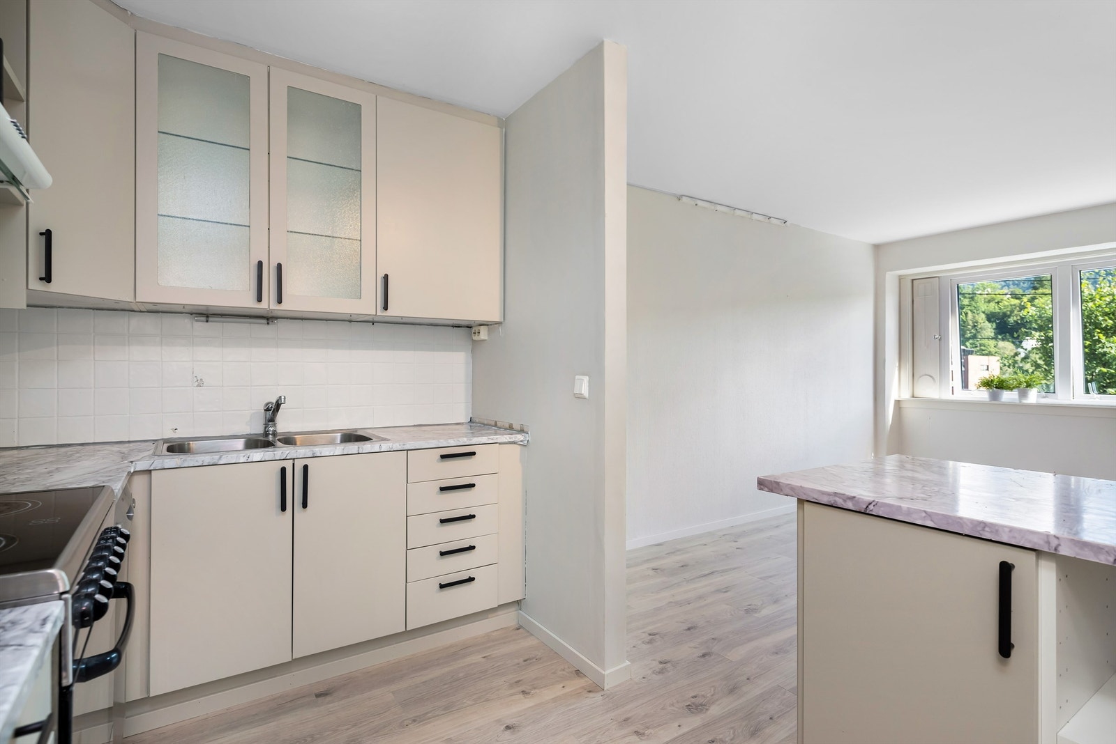 Halvøy-en skaper et naturlig skille mellom stue og kjøkken. Galleribilde