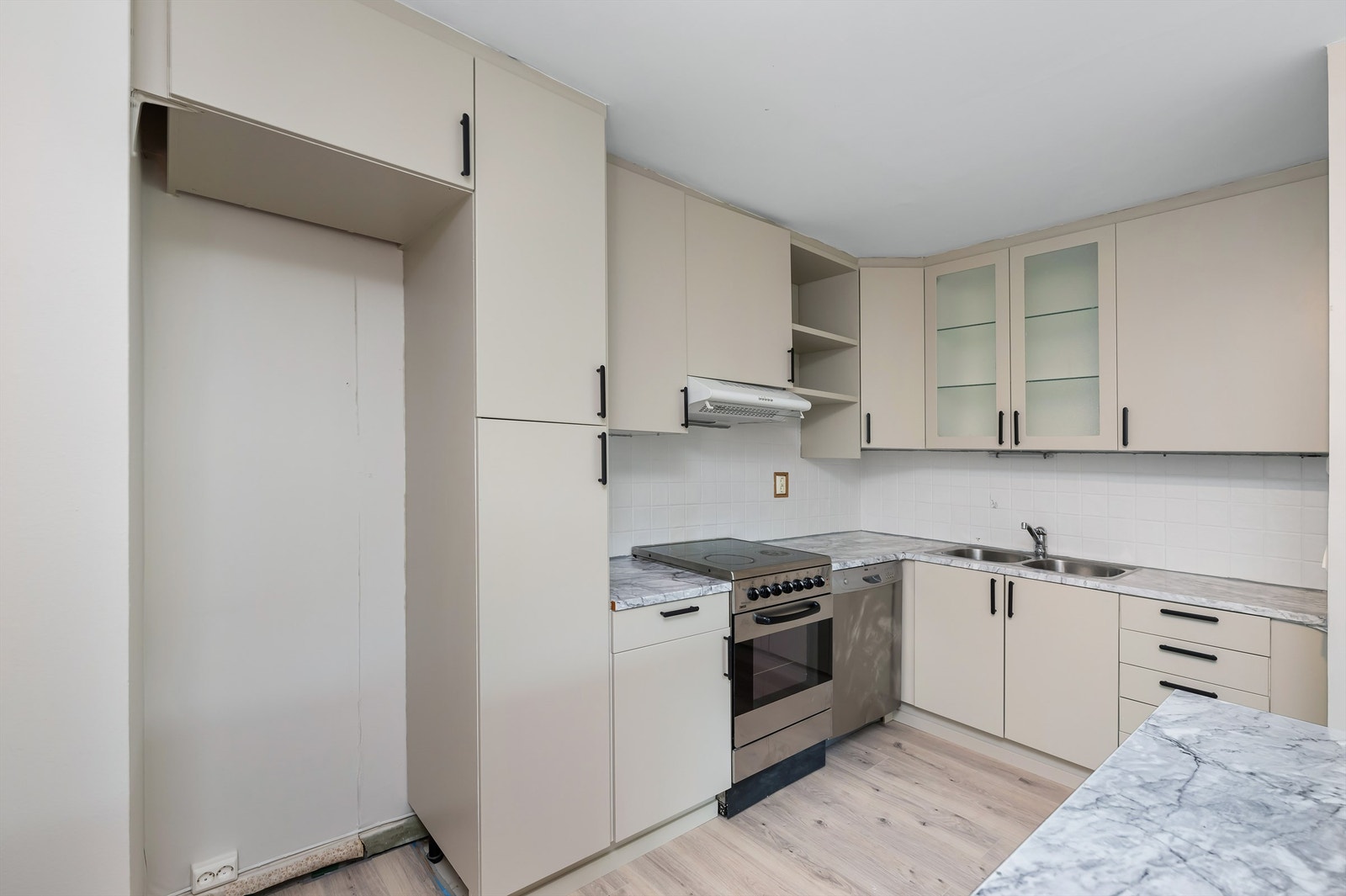 Kjøkken har mye skap og benkeplass. Hvitevarer som står på visning medfølger. Galleribilde