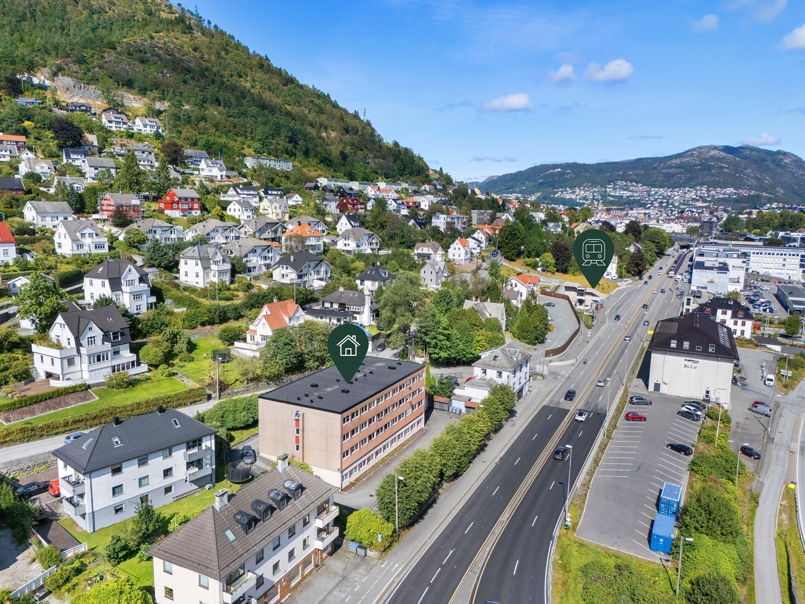 Rett bortenfor er bybanestopp for linje 2. Den tar deg enkelt mot Fyllingsdalen eller Haukeland/Kronstad. Galleribilde