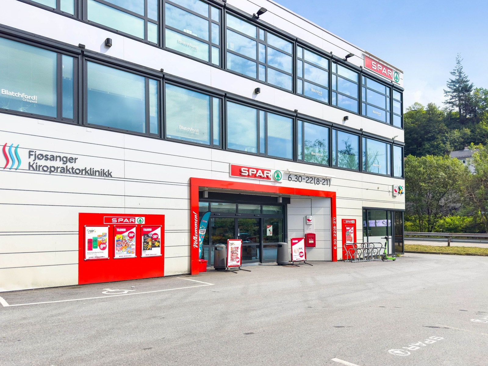 Nærmeste dagligvarebutikk er Spar og Rema 100 på Krambua. Galleribilde