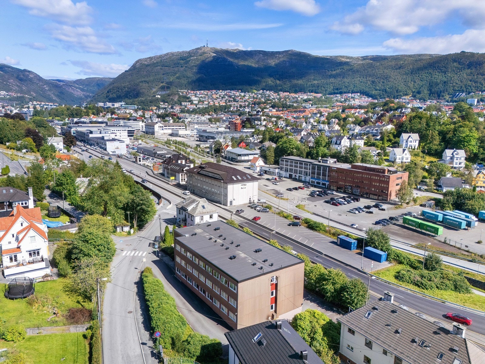 Det er kort vei til både bybanen og busstopp. Galleribilde