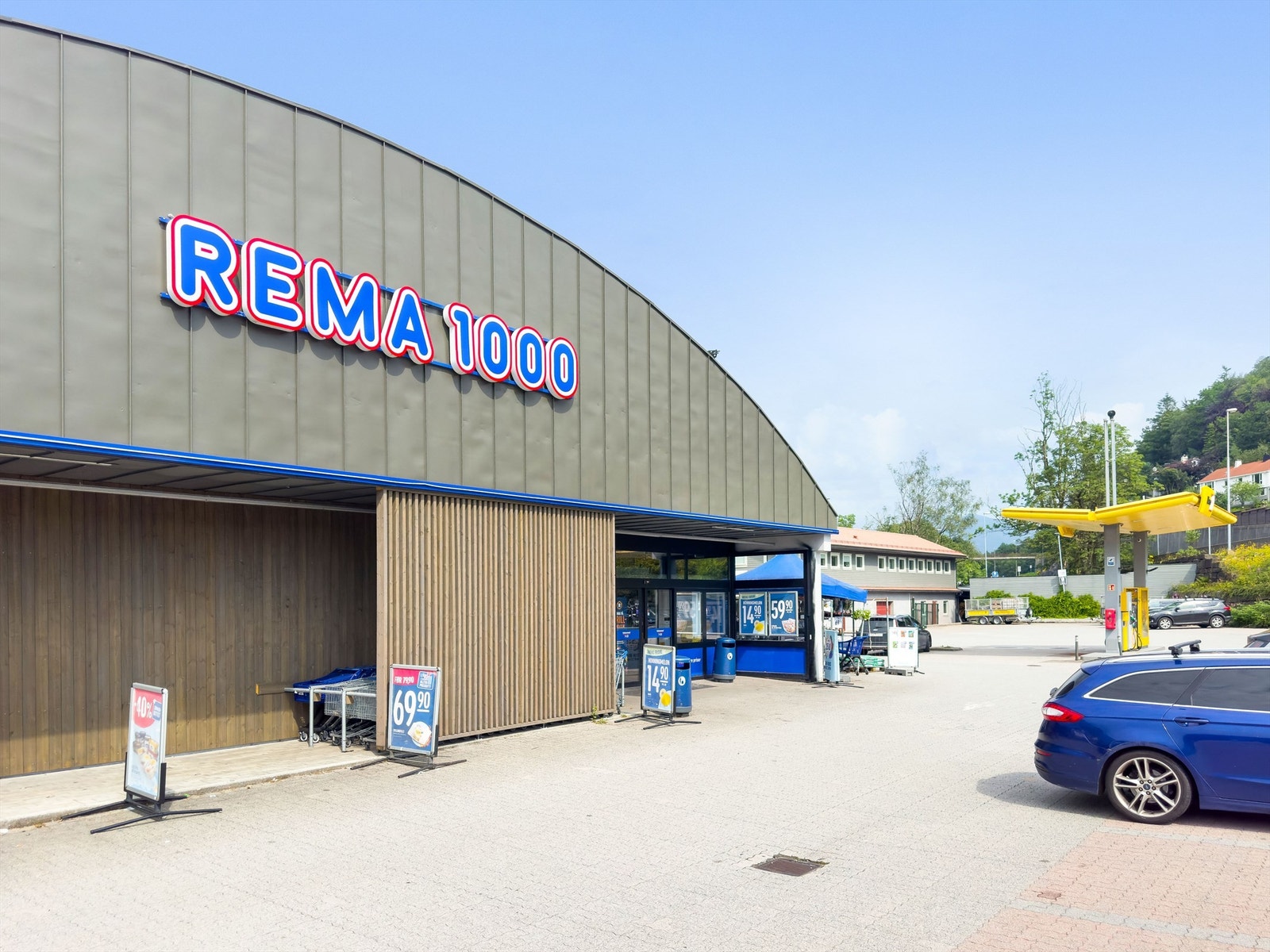 Nærmeste dagligvarebutikk er Spar og Rema 100 på Krambua. Galleribilde