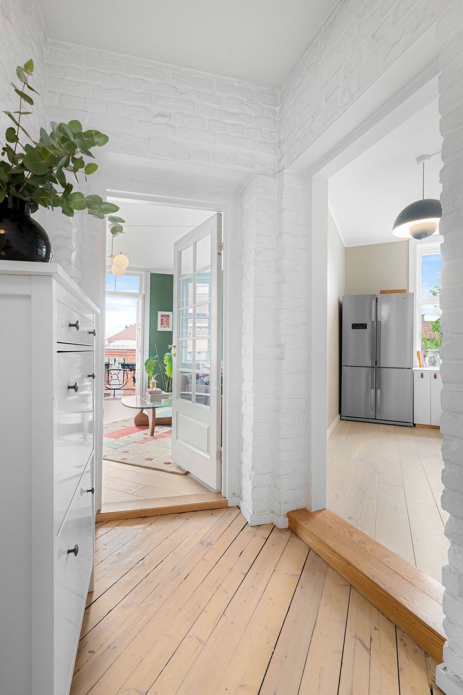 Kjøkkenet ligger i et eget rom i naturlig tilknytning til stuen. Galleribilde