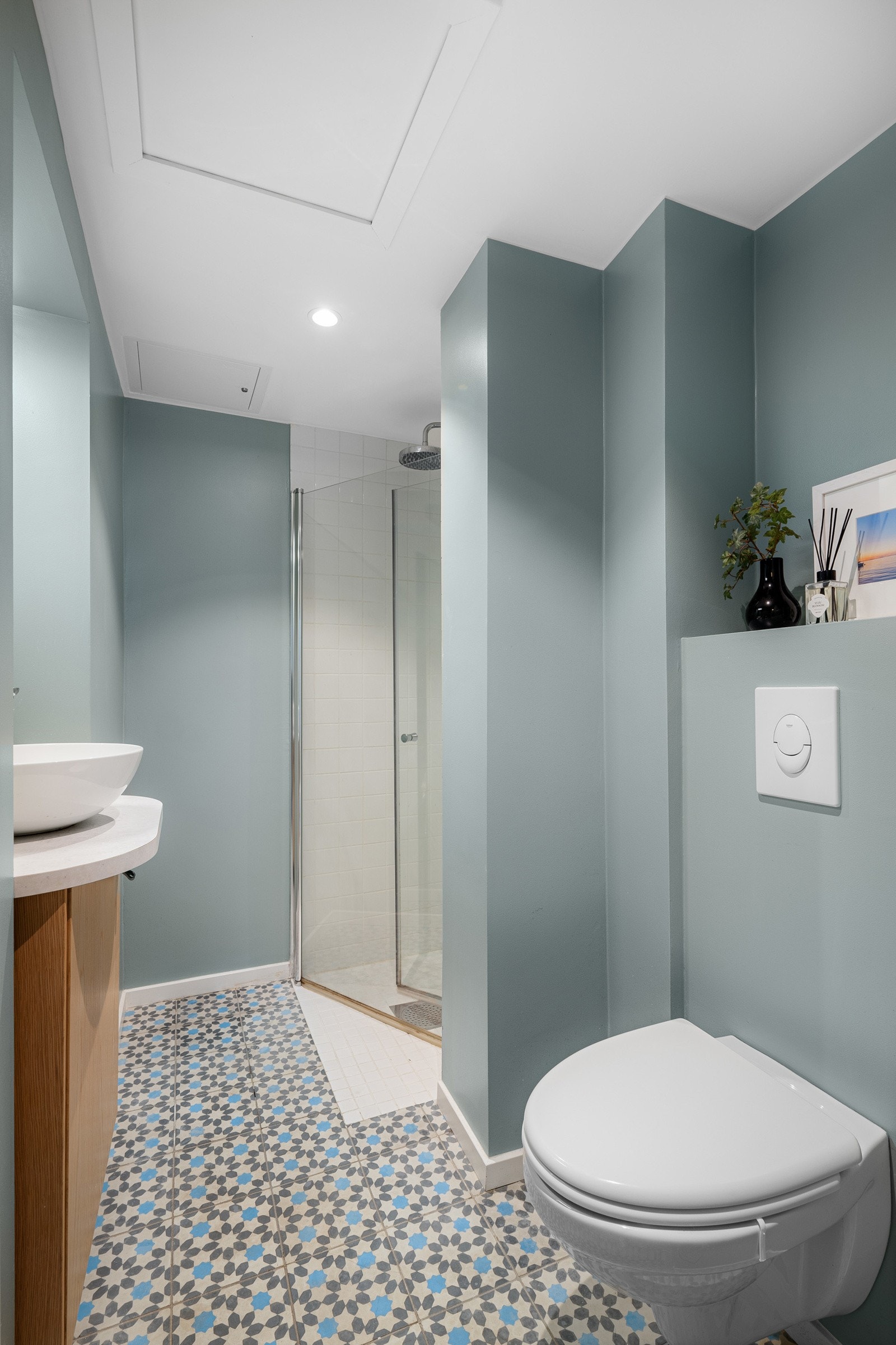 Leiligheten har et flott og moderne baderom som ble pusset opp i 2017 ifølge forrige annonse. Baderommet har nydelige fliser på gulv, deilig gulvvarme og glatte malte overflater kombinert med fliser i dusjsonen. Galleribilde