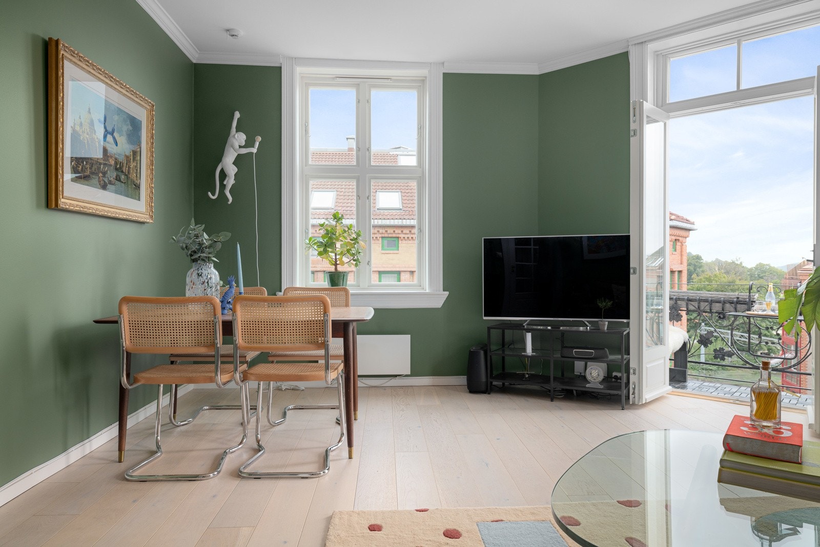 Balkongdørene og alle vinduene i leiligheten har 3-lags isolerglass fra 2023. Galleribilde