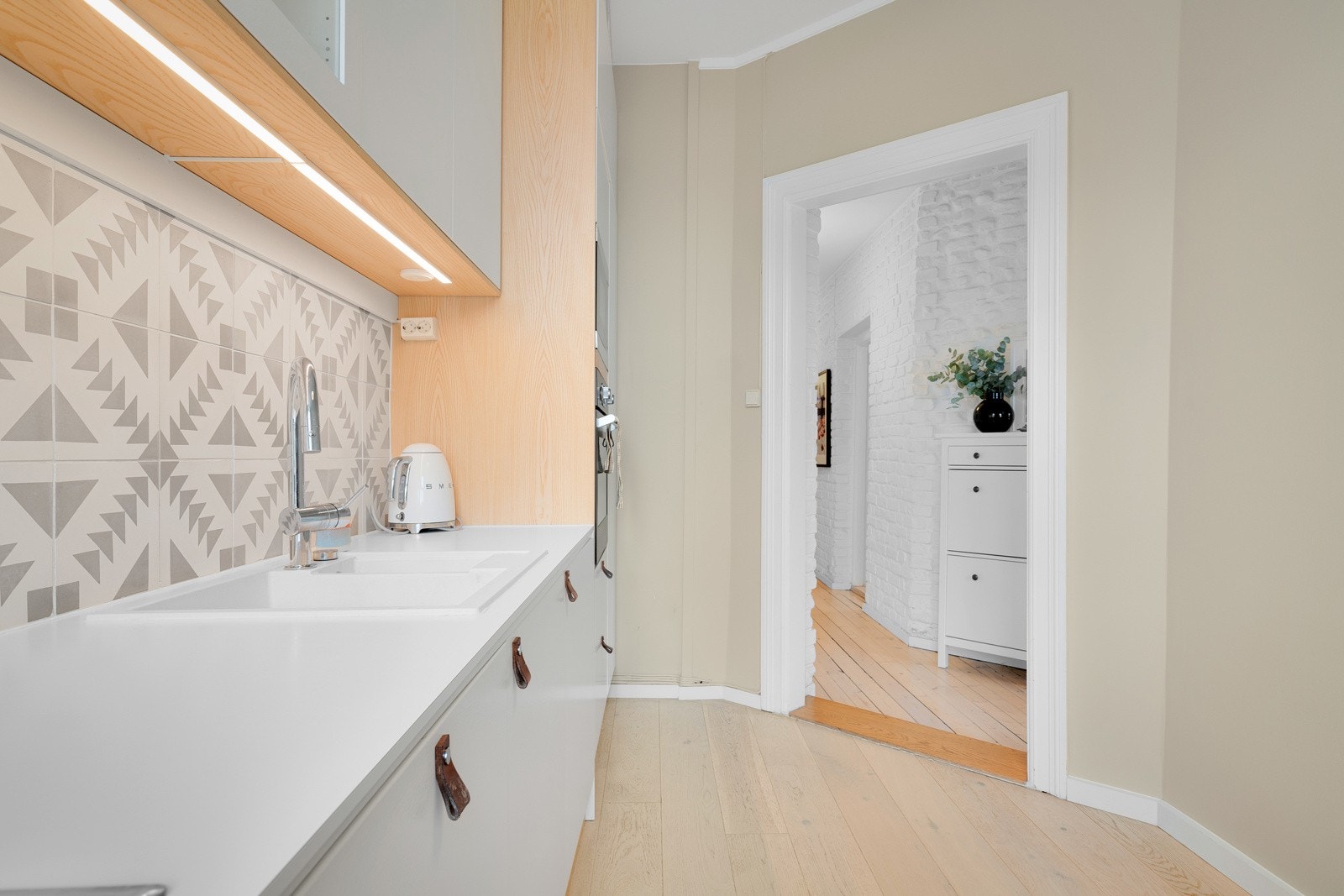 God og moderne standard med lys enstavs parkett fra 2017 på gulv og glatte overflater malt i en fin varm farge. Galleribilde