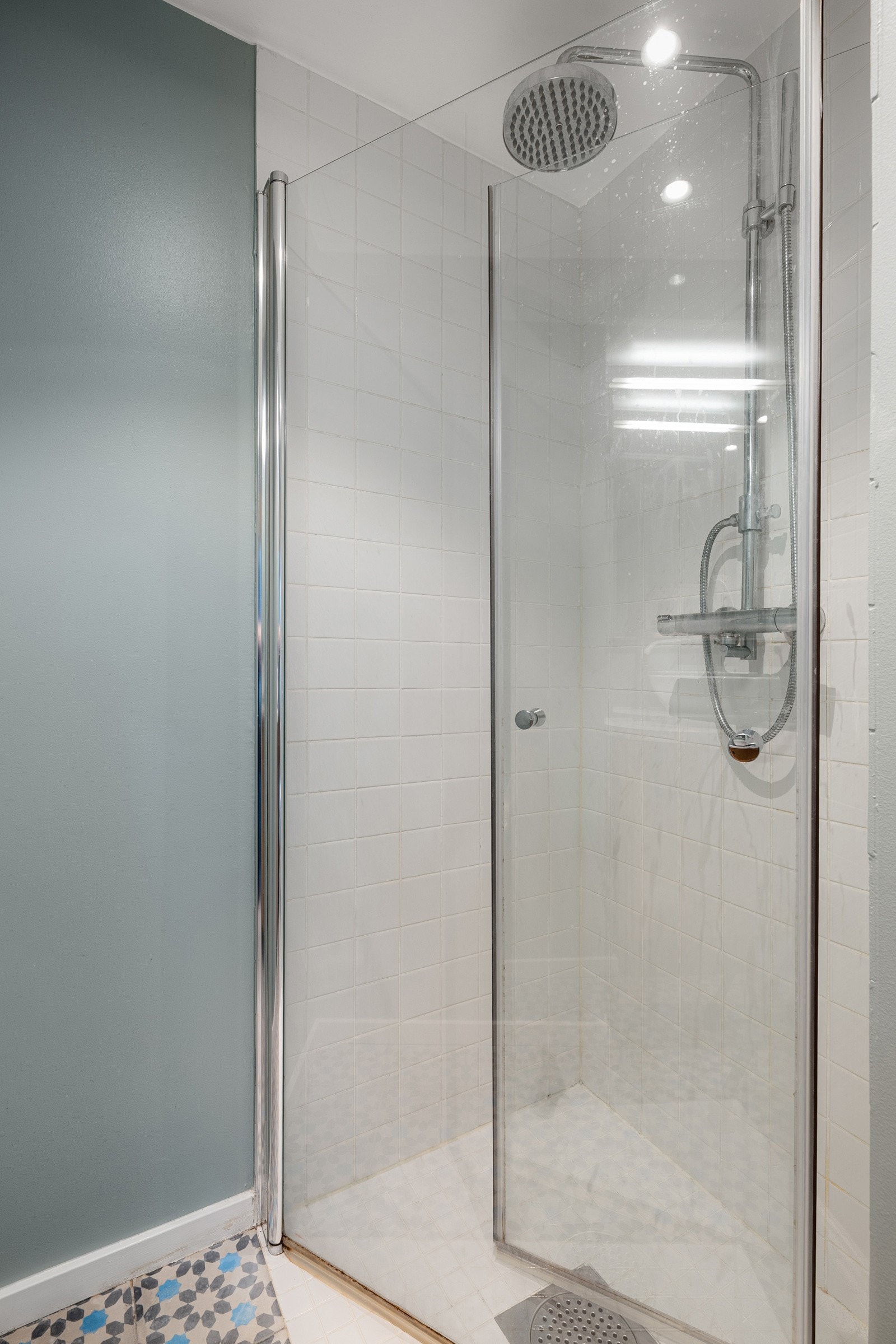 Baderommet er også utstyrt med dusjhjørne med innfellbare glassdører og både hånd- og regnfallsdusj, samt vegghengt toalett. Galleribilde