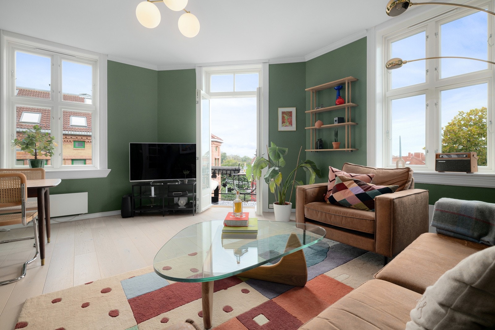 Leiligheten har en flott intern beliggenhet på hjørnet i toppetasjen av en flott klassisk bygård. Galleribilde