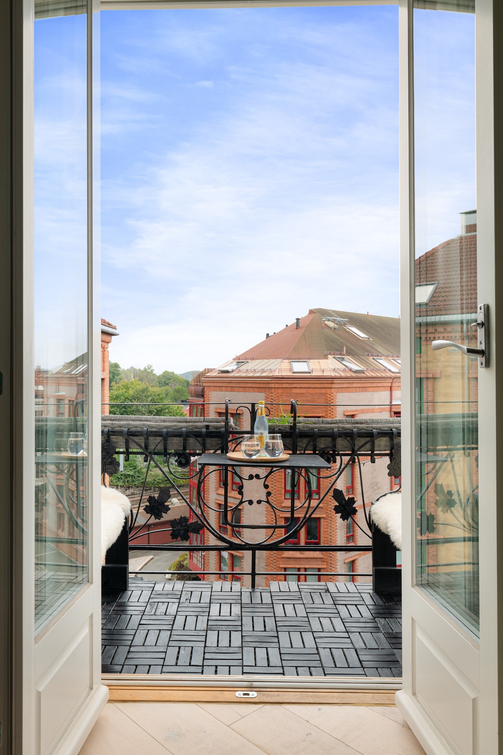 I stuen har du doble dører ut til en solrik sydvestvendt balkong på ca. 2m². Galleribilde