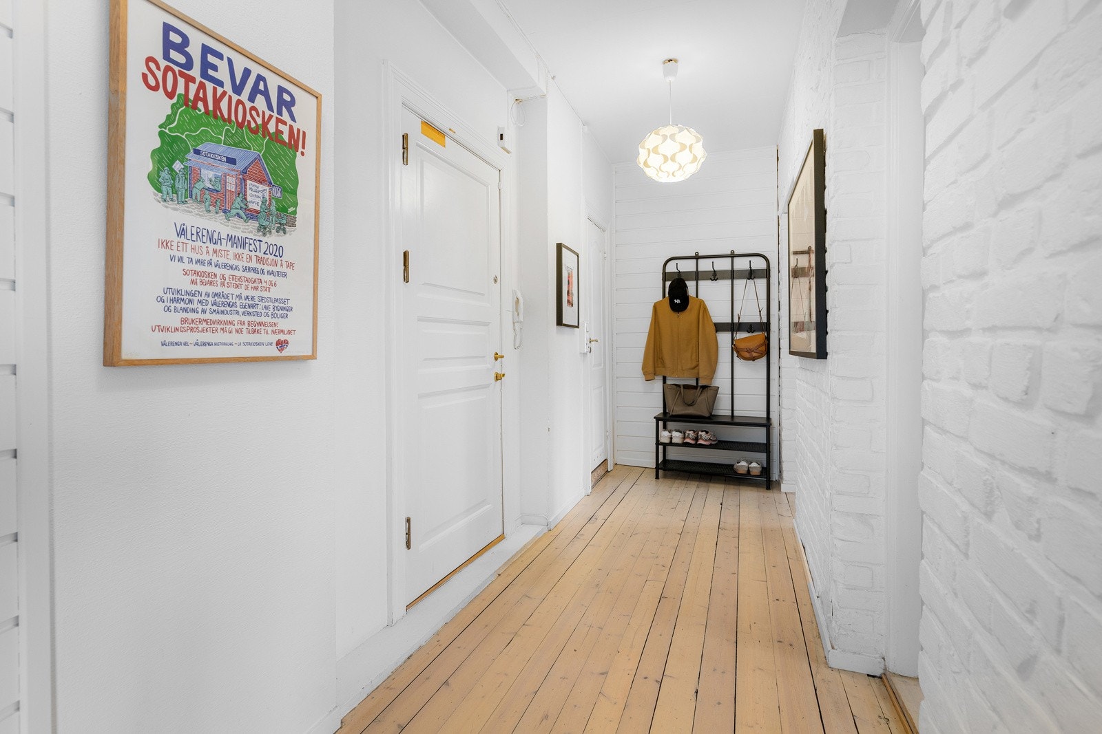 Du ønskes velkommen inn i en lys og hyggelig entré med plass til sko og oppheng av yttertøy. Galleribilde