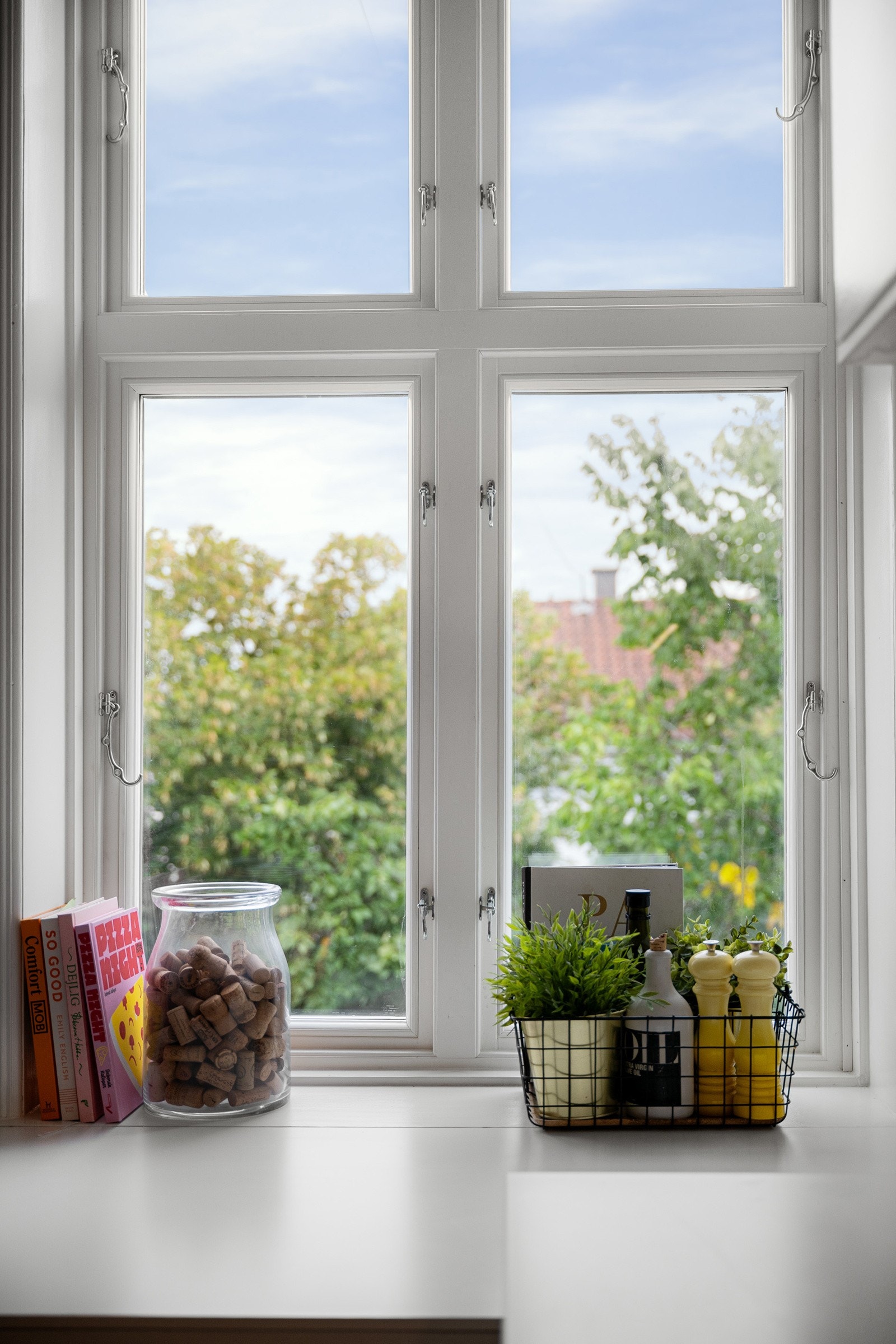 Den store vindusflaten slipper inn fint lys, samtidig som det ikke er noe innsyn og frodig utsyn. Galleribilde