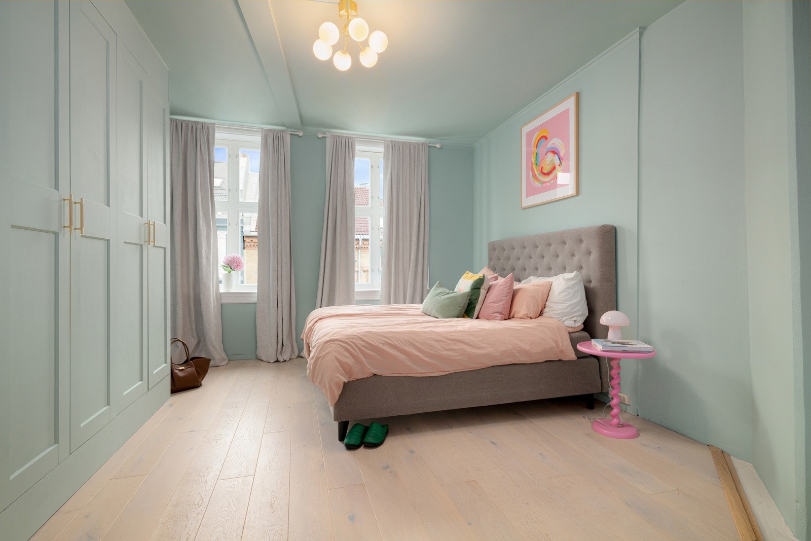 Hovedsoverommet er et lyst rom av svært god størrelse. To store klassiske vinduer slipper inn fint lys og det er god takhøyde. Galleribilde