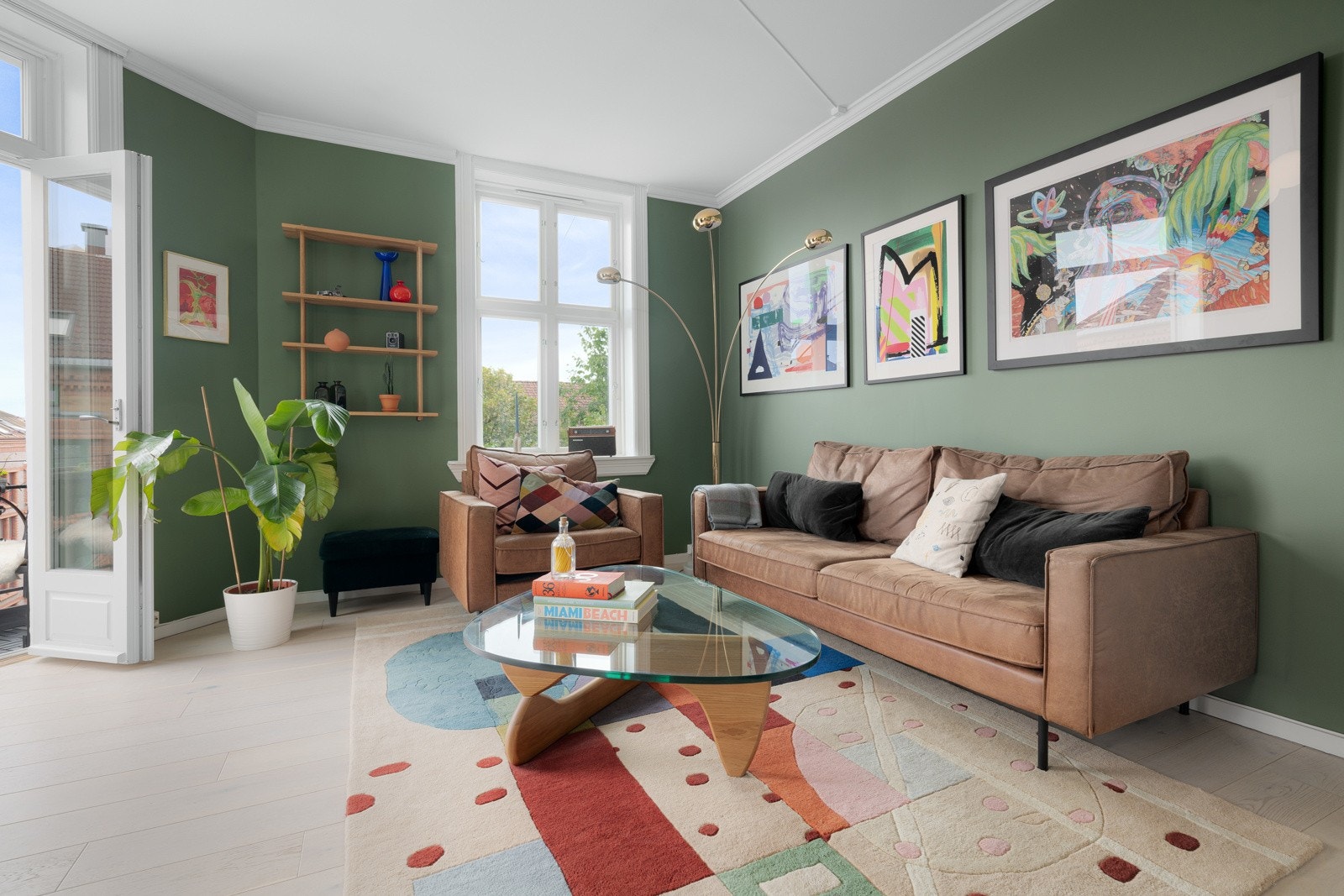 Stuen er det naturlige oppholdsrommet i leiligheten, og er et stort, lyst og fint rom. God Galleribilde