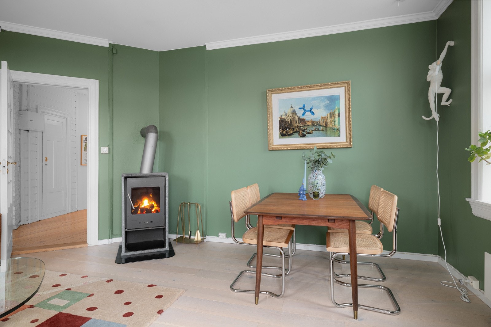 Lysinnslippet sammen med den gode takhøyden på ca. 2,78 meter bidrar til en god og luftig romfølelse. Galleribilde