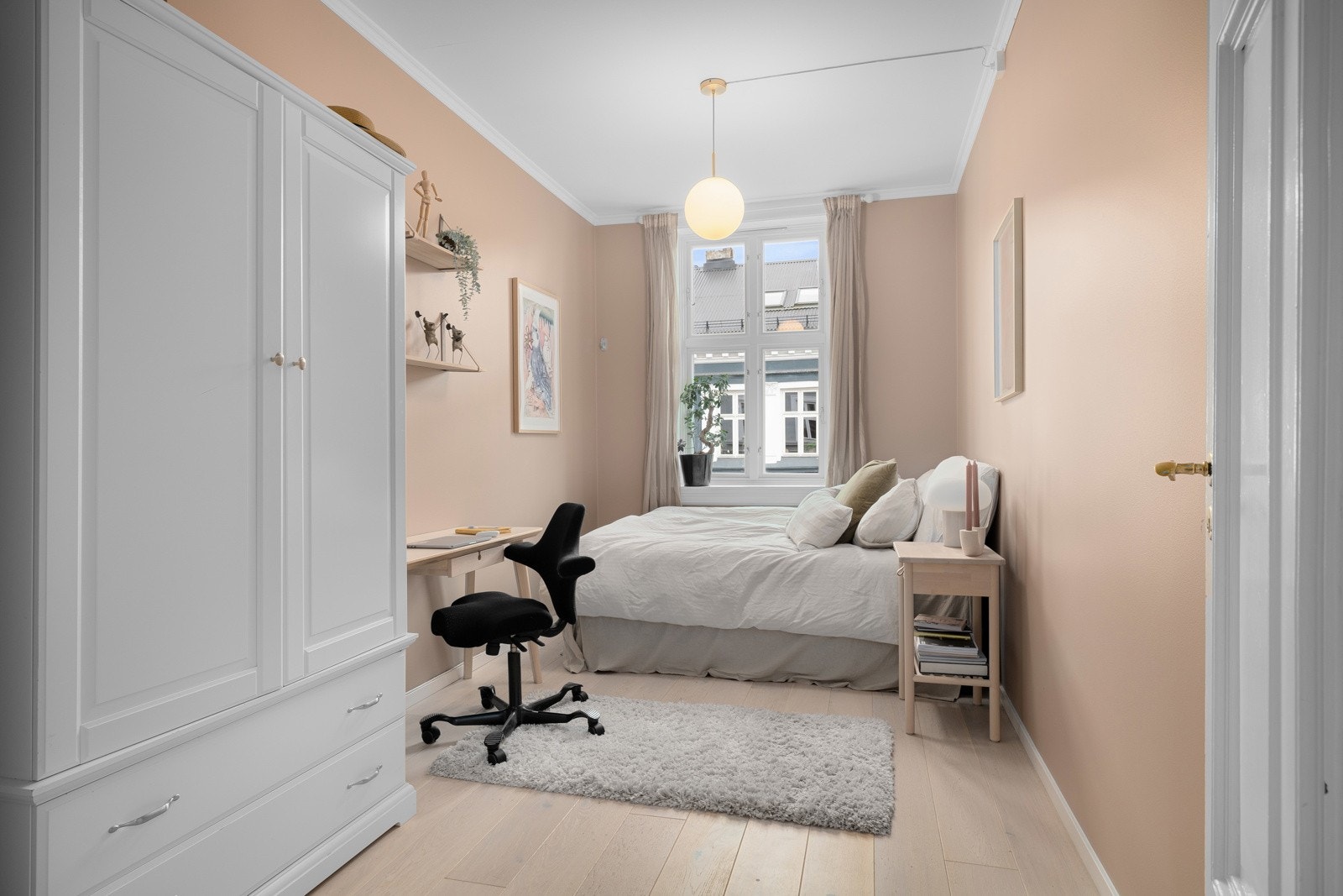 Det andre soverommet er også et lyst og innbydende rom av god størrelse. Galleribilde