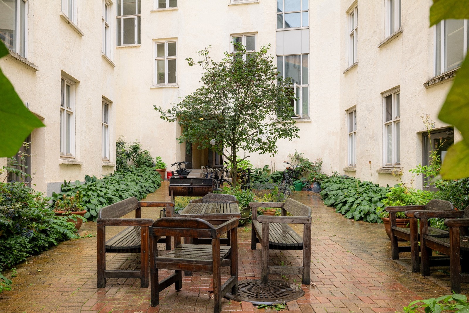 Borettslaget har en koselig bakgård med sittegrupper. Galleribilde