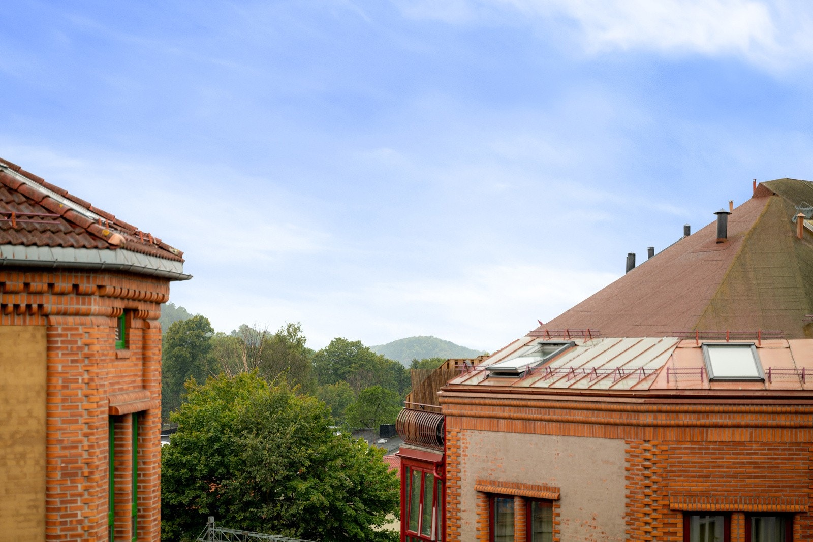 Beliggenheten i byggets toppetasje og mot sydvest sørger for gode solforhold til sent på kveld. Galleribilde