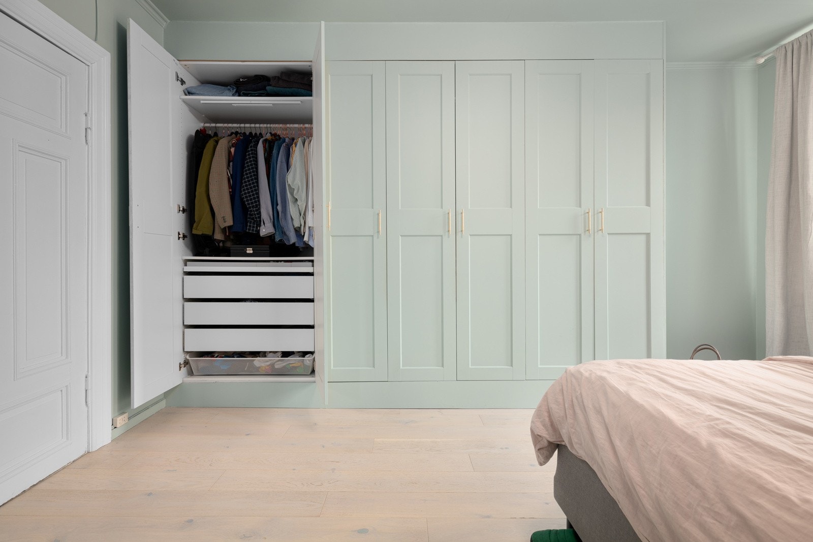 Rikelig med oppbevaringsplass i flotte garderobeskap som er innebygd. Soverommet har god standard med lys enstavs parkett fra 2017 på gulv og glatte malte overflater. Galleribilde