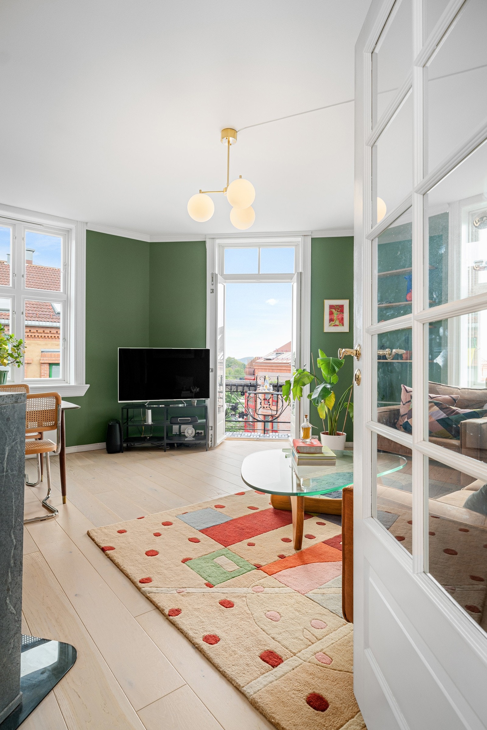 En stor, lys og luftig 3-roms topp- og hjørneleilighet med god standard fra 2017. Galleribilde