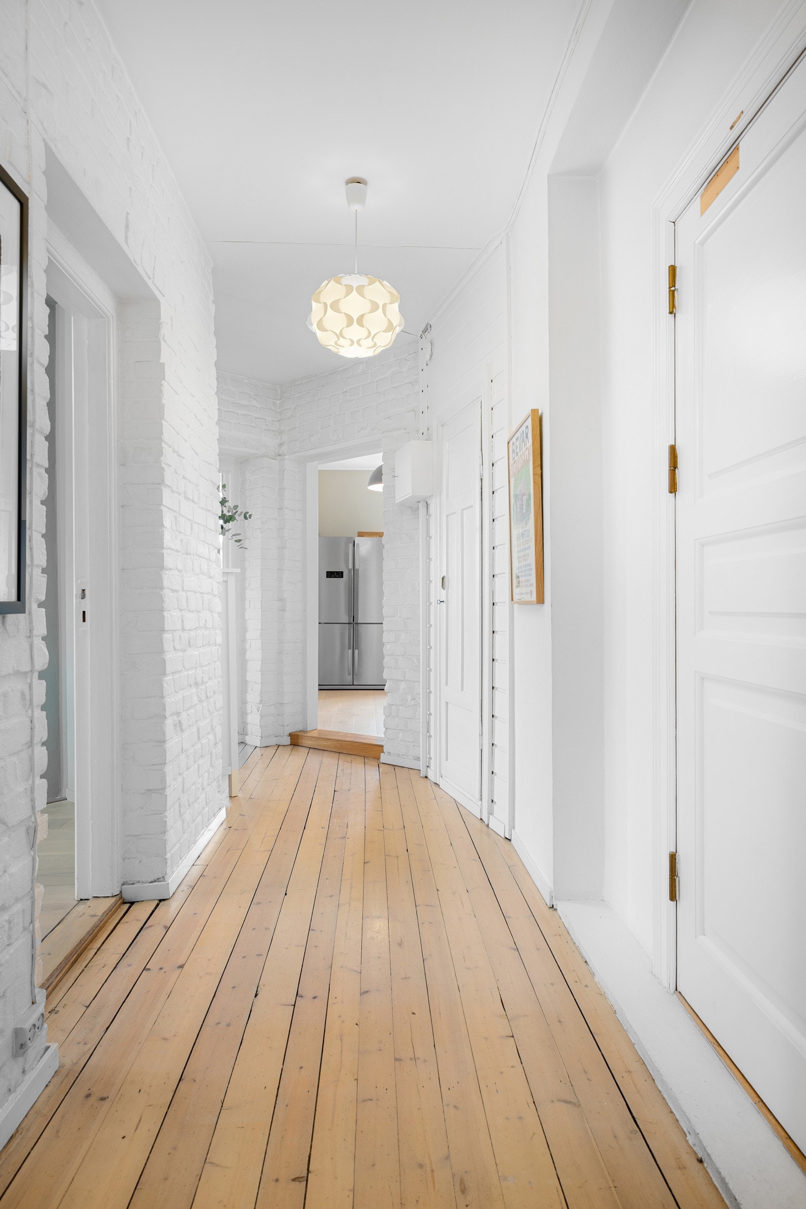 God planløsning med stor hjørnestue med utgang til solrik balkong, separat kjøkken, 2 store soverom og nydelig oppusset baderom. Galleribilde