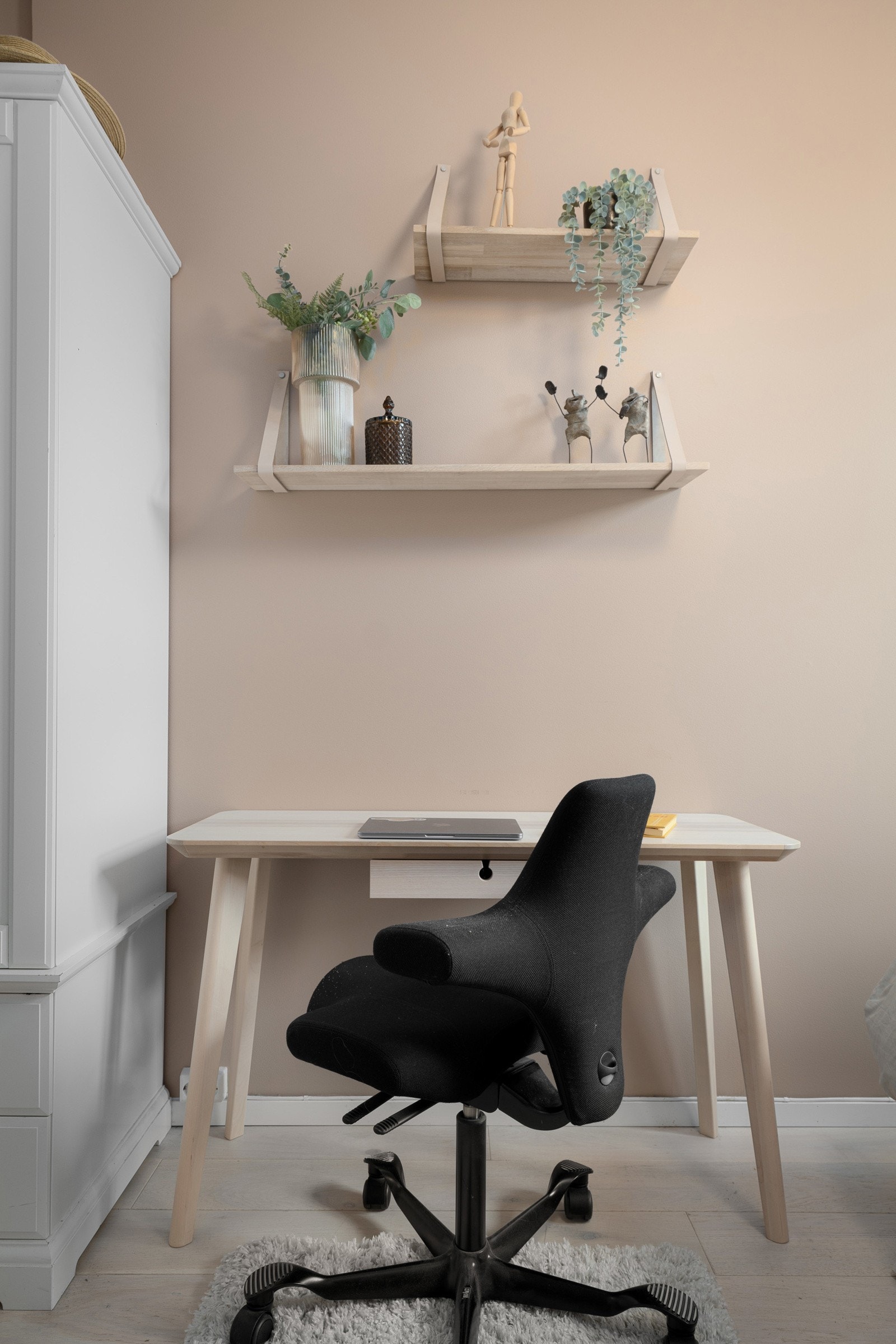 Soverommet har samme flotte enstavs parkett fra 2017 på gulv og glatte overflater malt i en nydelig farge. Galleribilde