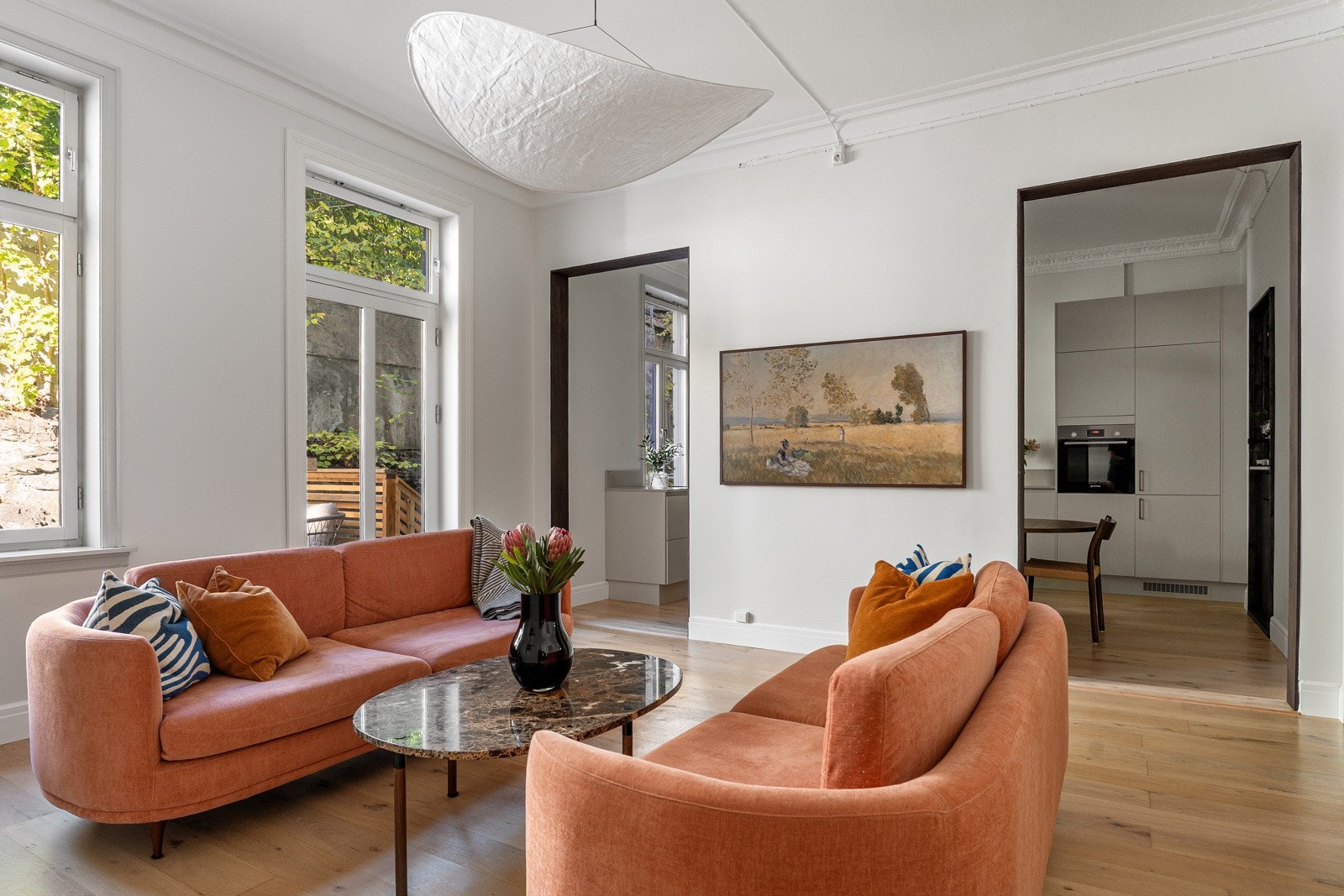 Store vindusflater sørger for rikelig med naturlig lys og bidrar til den innbydende romfølelsen. Galleribilde