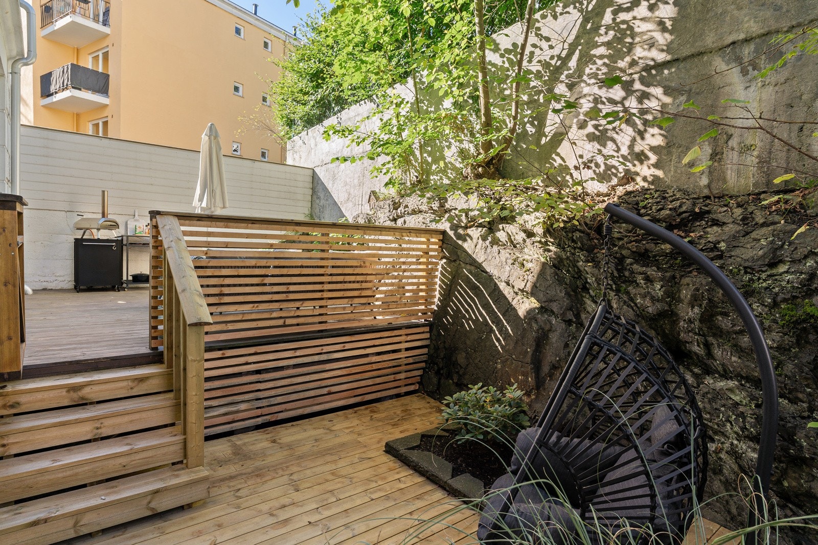 Terrassen fungerer som en perfekt forlengelse av leiligheten i sommerhalvåret, med skjermede og trivelige omgivelser. Galleribilde