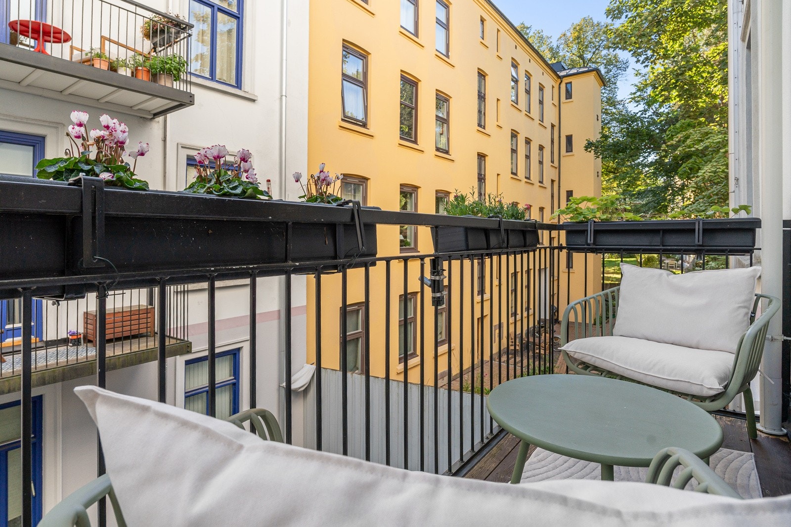 Store vindusflater slipper inn rikelig med naturlig lys, og herfra er det utgang til en sydøstvendt balkong på ca. 3,2 kvm Galleribilde